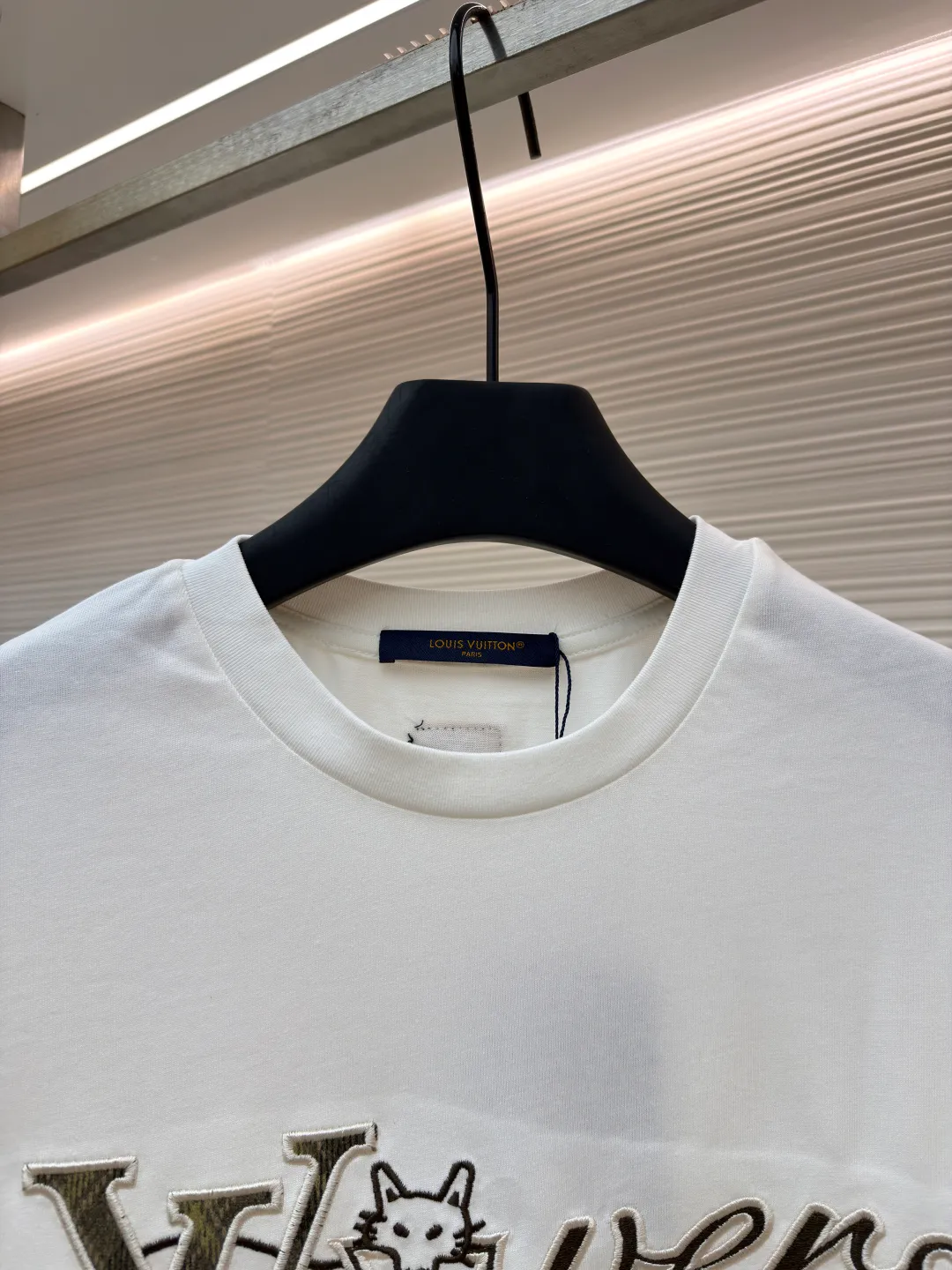LOUIS VUITTON Fox Logo Embroidered Short Sleeve ●Original version: 9800 purchase and development ●Item number: 1681633-A15 ●Fabric: cotton fabric ●Technology: embroidery production ●Color: white ●Version: Fitted version ●Weight: about 270 grams ●Size: S-M-L-XL ●Description: This Louis Vuitton LV Fox SS Crewneck T-shirt is made of high-quality pure cotton fabric, with a soft, delicate feel and good breathability. The round neck design is simple and elegant, making it comfortable and natural to wear. The brand logo and fox pattern on the chest are made of exquisite embroidery technology, with a strong three-dimensional effect and exquisite details. The body of the garment adopts flat-turn open-stitching technology, the stitching is even and neat, and the lines are clear and smooth. The ribbed design on the hem and cuffs is both windproof and warm and can modify your figure. The entire T-shirt embodies Louis Vuitton's ultimate pursuit of quality and craftsmanship from fabric selection, tailoring to detail processing. It not only retains the elegant style of classic items, but also incorporates modern design language, making it suitable for various occasions and showing a low-key and luxurious fashion attitude. The overall wiring is straight and delicate, the fabric is comfortable and soft, and the color is consistent without color difference. It can be matched with the same style to create a fashionable look and control various occasions. Customized accessories, complete with three standards, same style for men and women!
